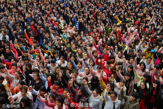 河南高考誓師大會(huì) “我要上一本！我要上北大！”