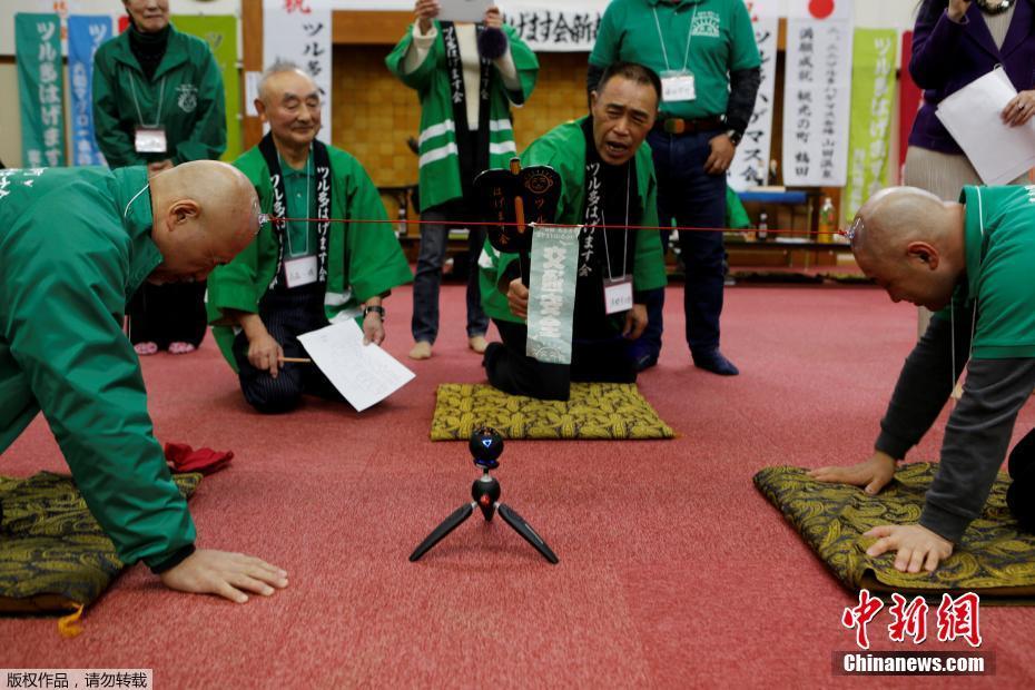 日本謝頂男人俱樂部 成員用頭頂拔河