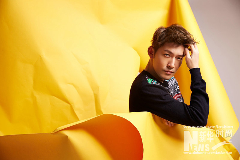 張博時(shí)尚大片曝光 早春穿搭散發(fā)型男魅力