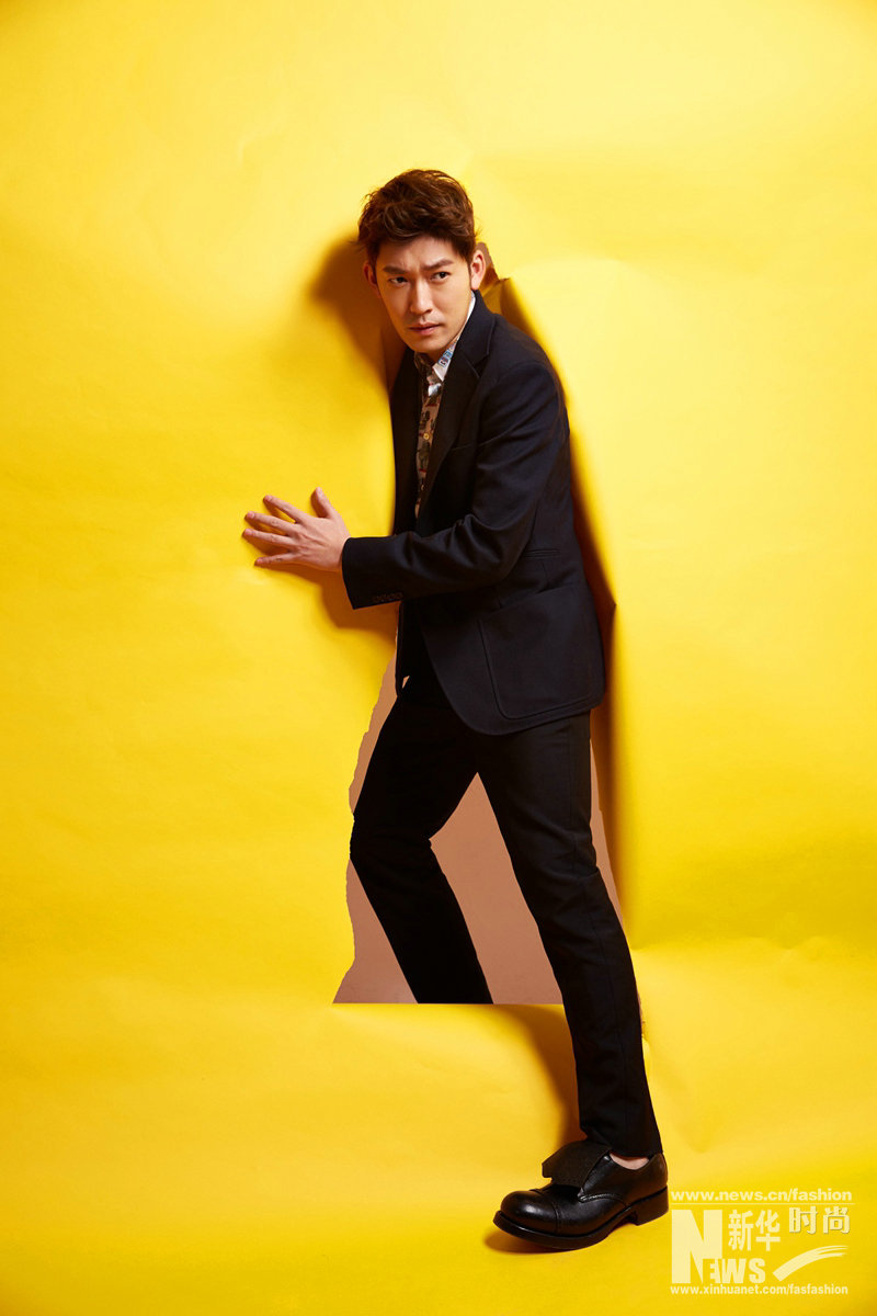 張博時尚大片曝光 早春穿搭散發型男魅力