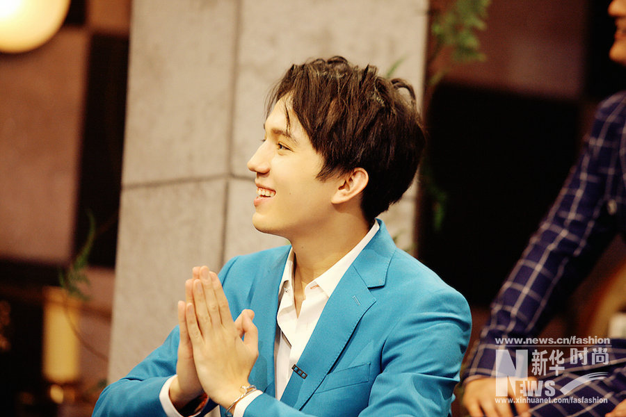 《歌手》迪瑪希玩百變造型 湖藍(lán)色西裝清雅出塵