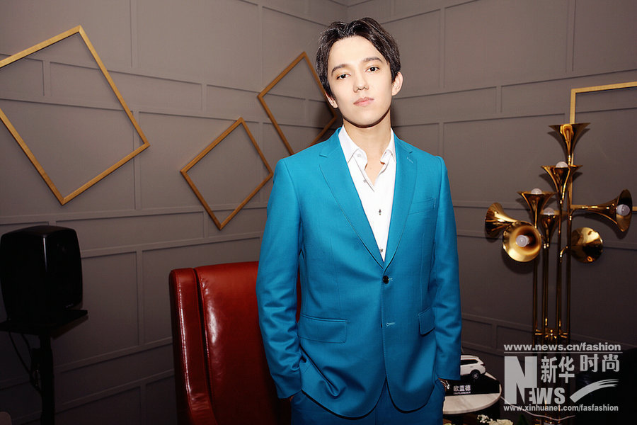 《歌手》迪瑪希玩百變造型 湖藍色西裝清雅出塵