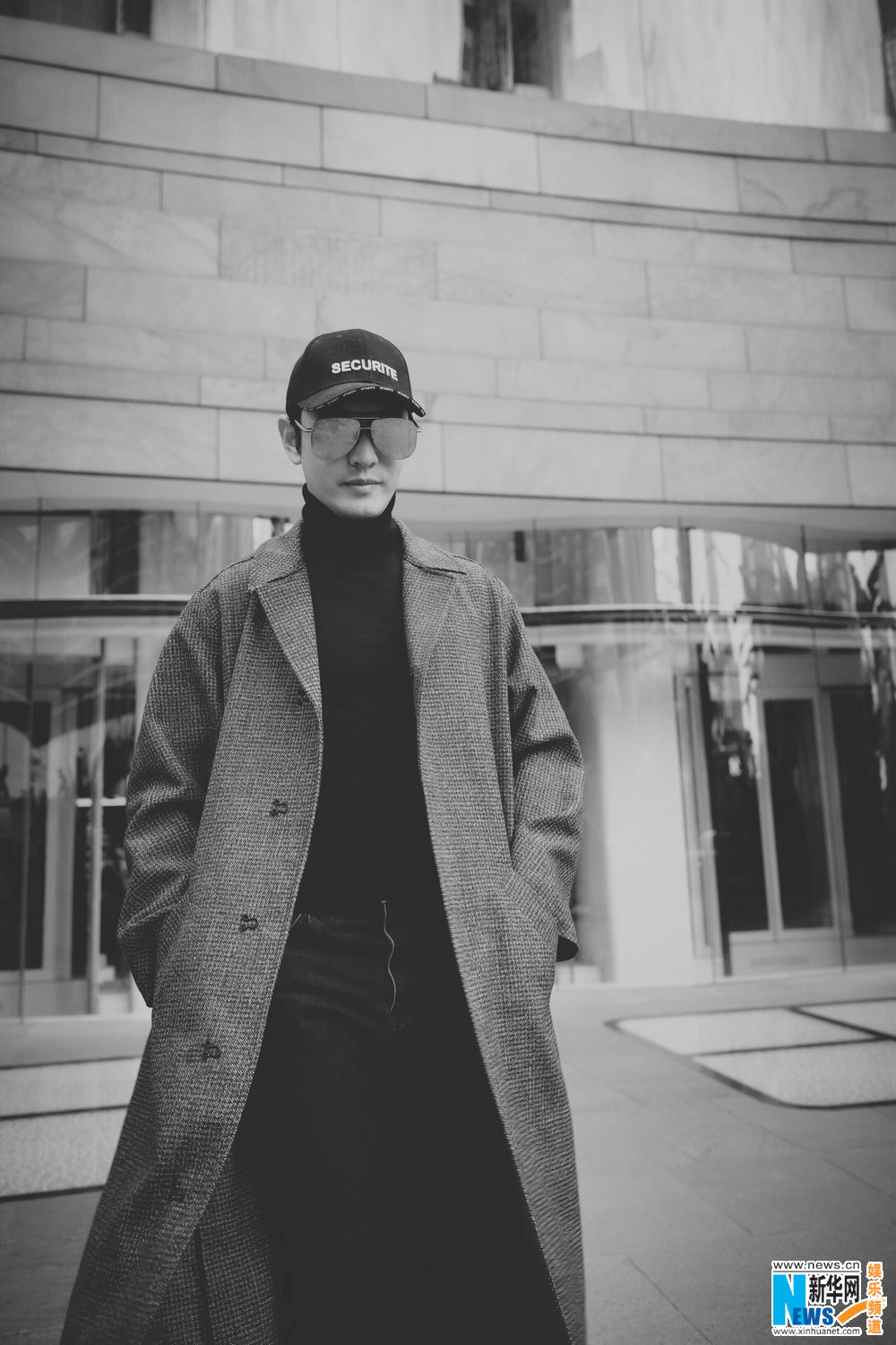 黃曉明格紋大衣引領(lǐng)復古時尚風