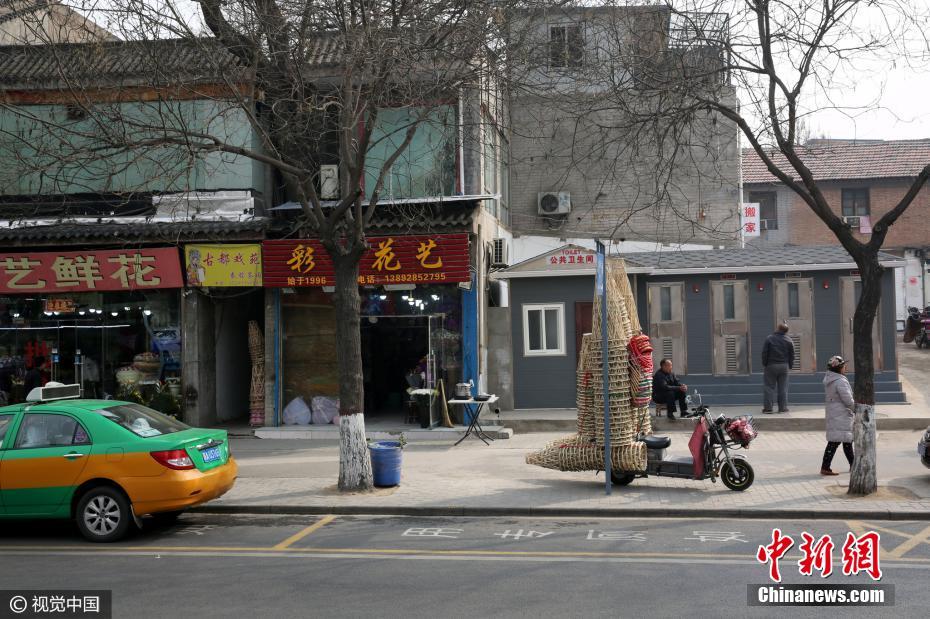 西安街頭現(xiàn)如廁專用停車位解燃眉之急(組圖)