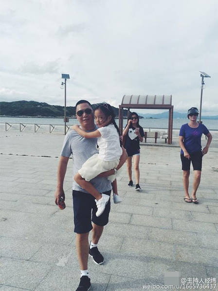 趙薇帶愛女搭地鐵 小四月蹲坐地上好呆萌