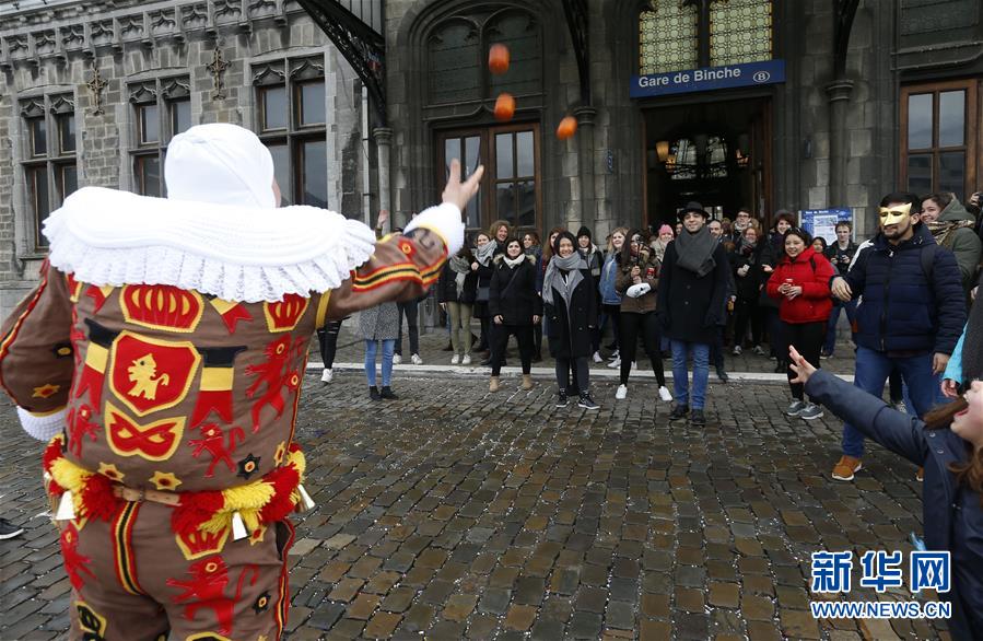 班什狂歡節(jié)“憨人”盛裝游行