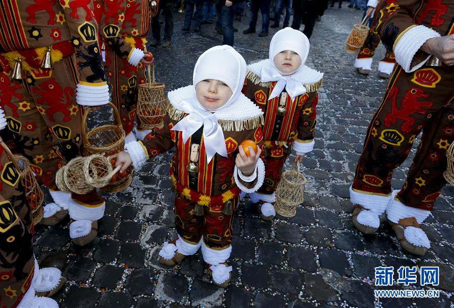 班什狂歡節“憨人”盛裝游行
