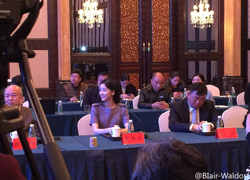 奶茶妹妹聽著劉強東講話 眼神中是一望無盡的溫柔