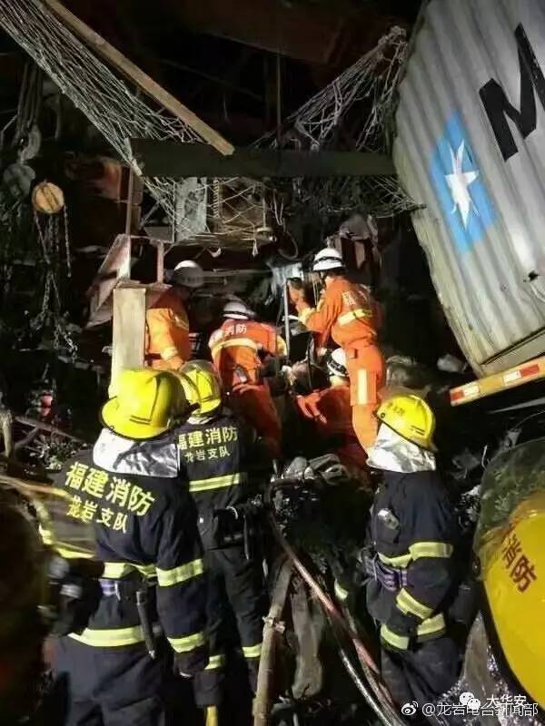 福建高架橋坍塌 現場5人墜落2輛車被砸【組圖】