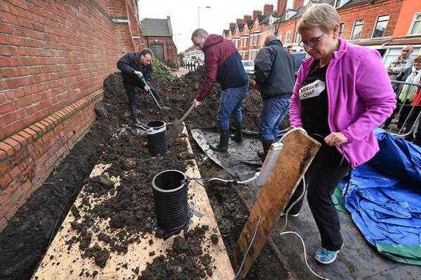 英國(guó)老人直播自己被活埋 欲為癮君子傳遞希望