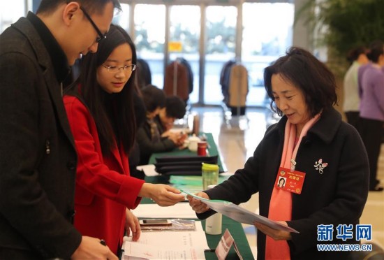 參加全國政協(xié)十二屆五次會(huì)議的委員陸續(xù)抵達(dá)駐地