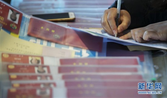 參加全國政協十二屆五次會議的委員陸續抵達駐地