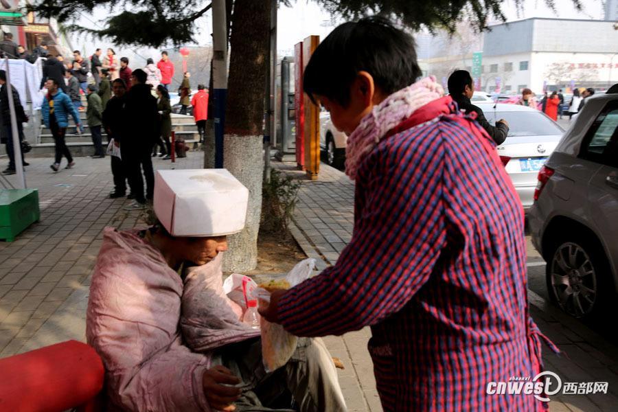 西安煎餅夫妻 9年堅持為特殊群體提供免費煎餅（組圖）