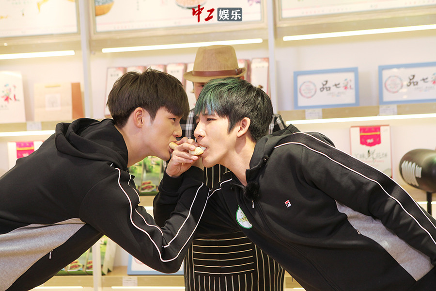 《二十四小時(shí)》“時(shí)空水手”麗江上演尋龍記 陳坤賣萌闖關(guān)