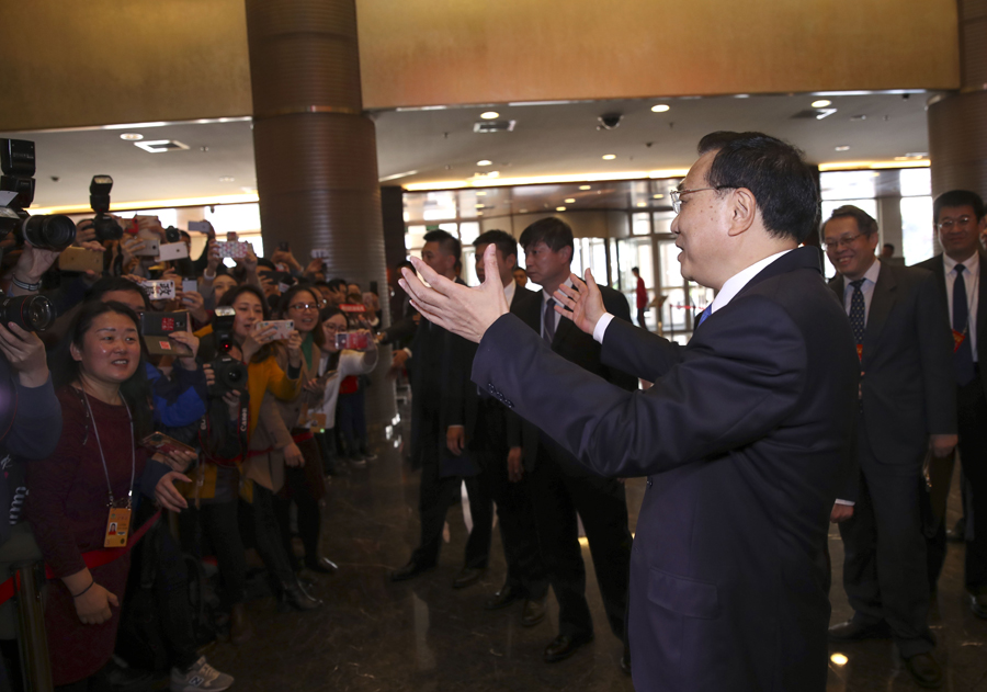 李克強看望經(jīng)濟、農業(yè)界全國政協(xié)委員并參加聯(lián)組討論