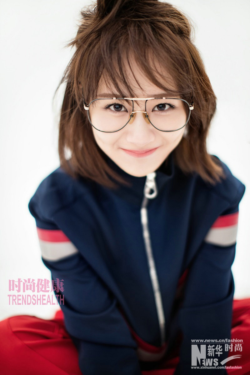 楊紫再登時尚封面 運動搭配活力滿滿