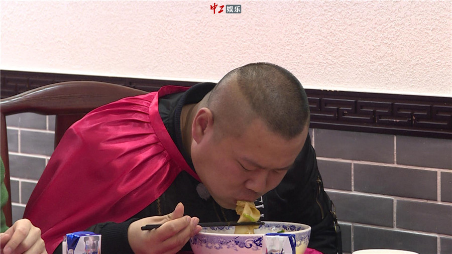 小岳岳為吃“天下第一面”文化潛力大爆發(fā) 默寫42畫超難biáng字