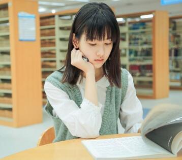 她是最美校花顏值力壓奶茶妹妹 因參加何炅的節目形象崩塌