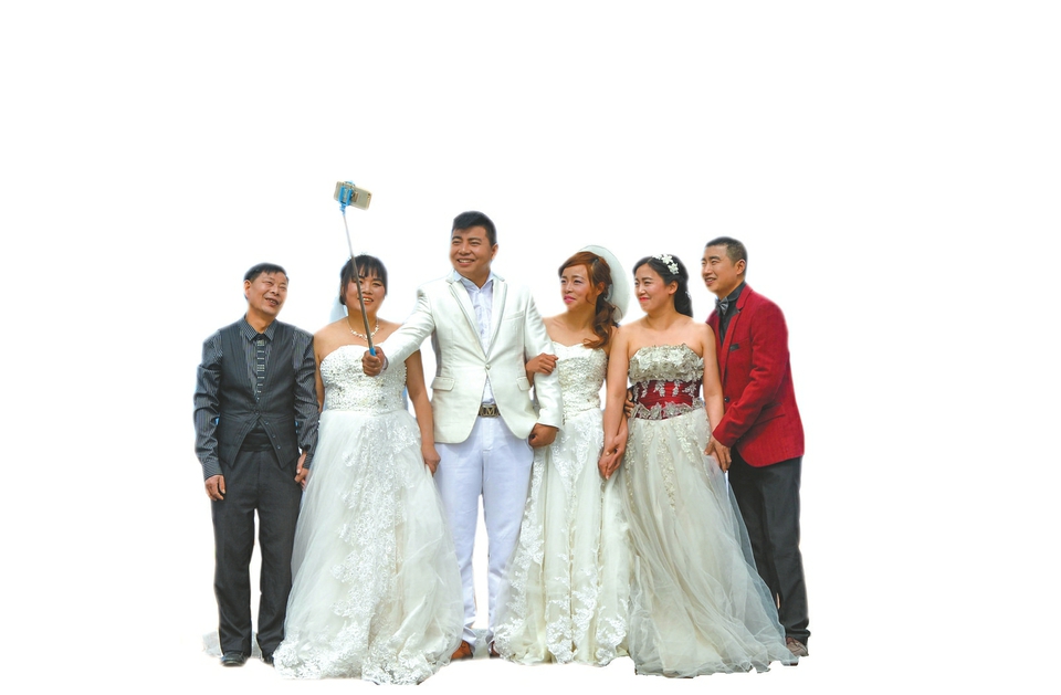 甜蜜浪漫!三對打工夫妻成都興隆湖邊補拍婚紗照(組圖)