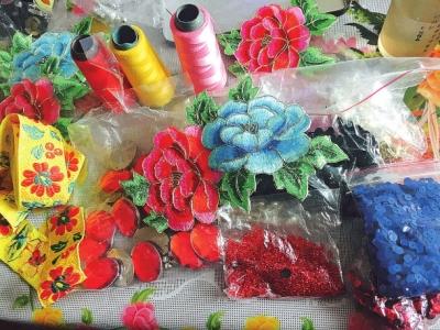 成都:廣場舞隊長精打細算 為隊友做300套演出服裝