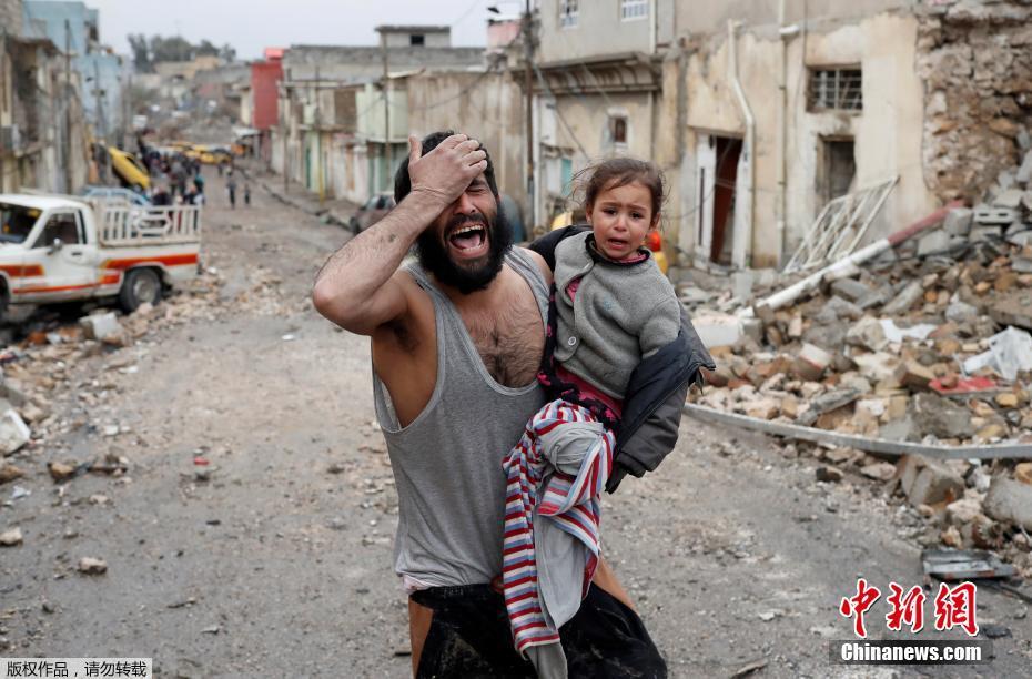 伊拉克男子逃離戰(zhàn)區(qū) 脫衣證明自己不是恐怖分子（圖）