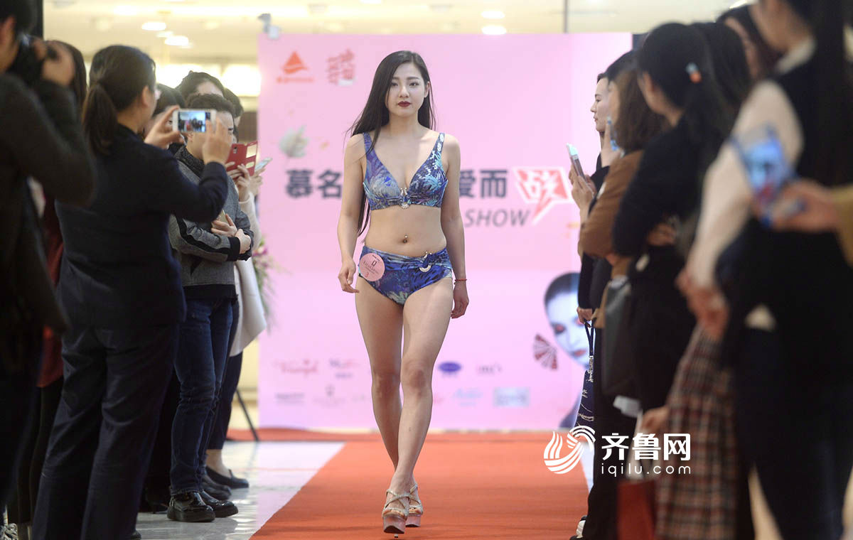 三八節(jié)來襲 濟南商家讓模特穿內衣走秀引顧客