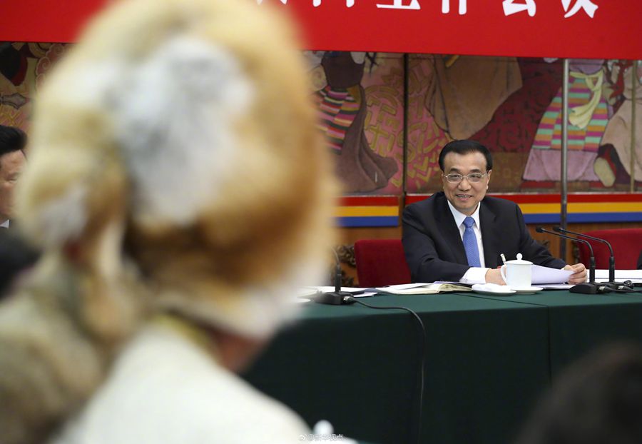 李克強(qiáng)參加西藏代表團(tuán)審議：民族團(tuán)結(jié)要像糌粑和糍粑那樣捏成團(tuán)、聚成團(tuán)、抱成團(tuán)