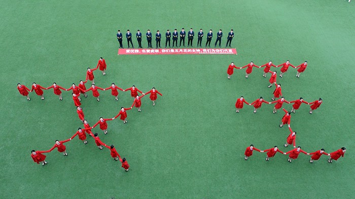 女生節(jié)準(zhǔn)空姐操場擺巨型