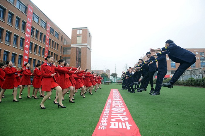 女生節準空姐操場擺巨型