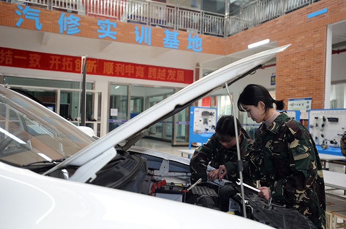 女生節準空姐操場擺巨型