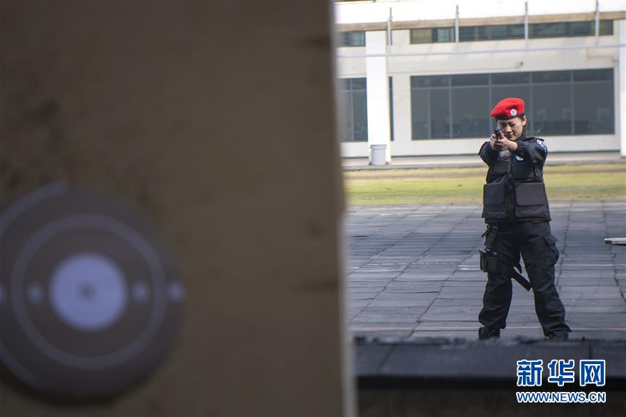 巾幗不讓須眉的女子特警(組圖)