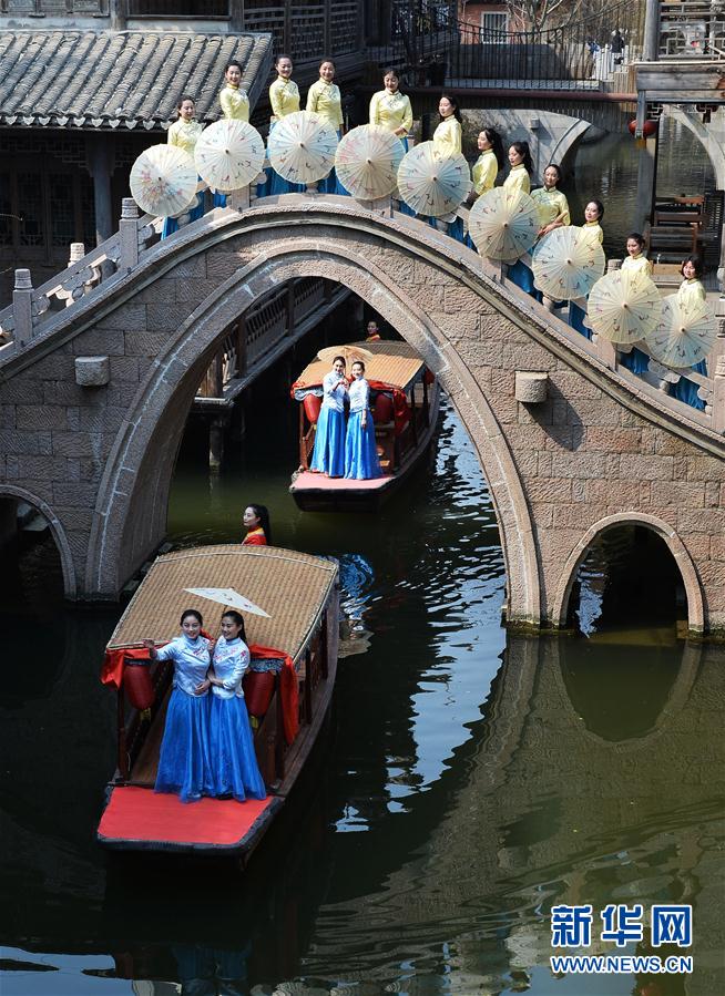 水鄉“服飾秀” 喜迎三八婦女節(組圖)