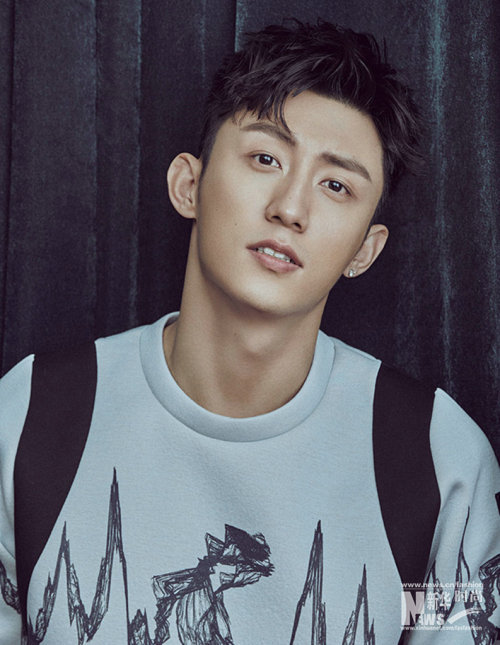 黃景瑜最新大片曝光 輕松玩轉多種穿搭風格