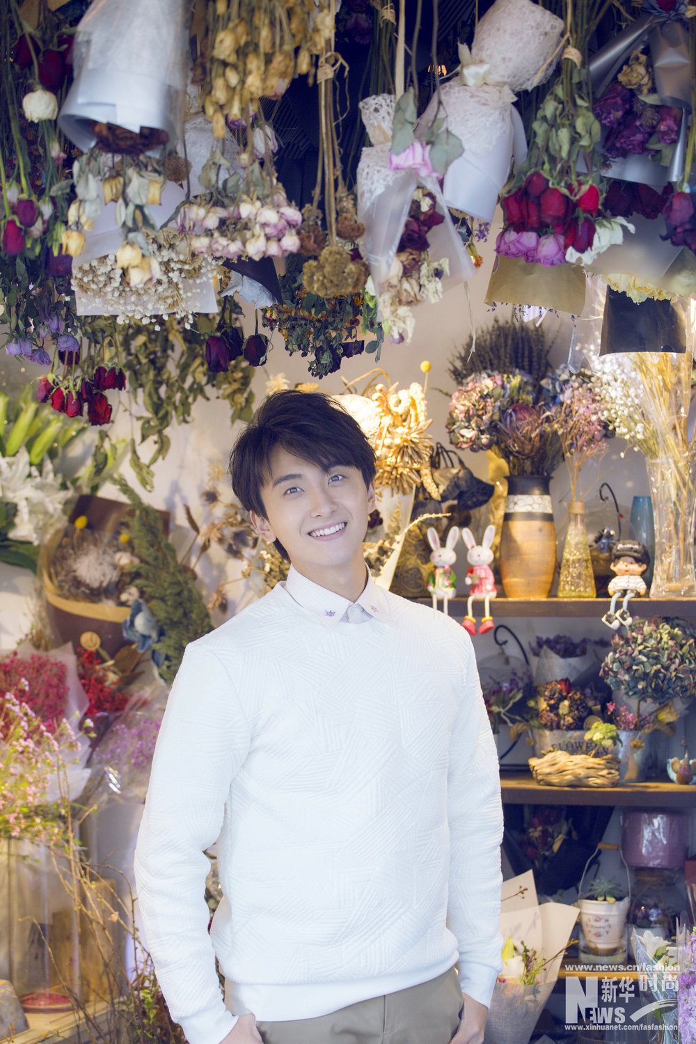 牛駿峰時尚大片曝光 清新暖男花中示愛