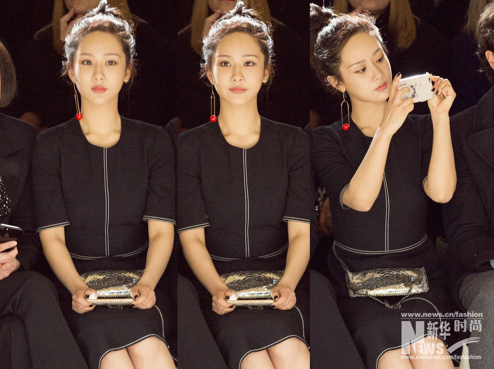 楊紫時(shí)裝周獻(xiàn)首秀 高馬尾櫻桃紅別針清新靈動(dòng)