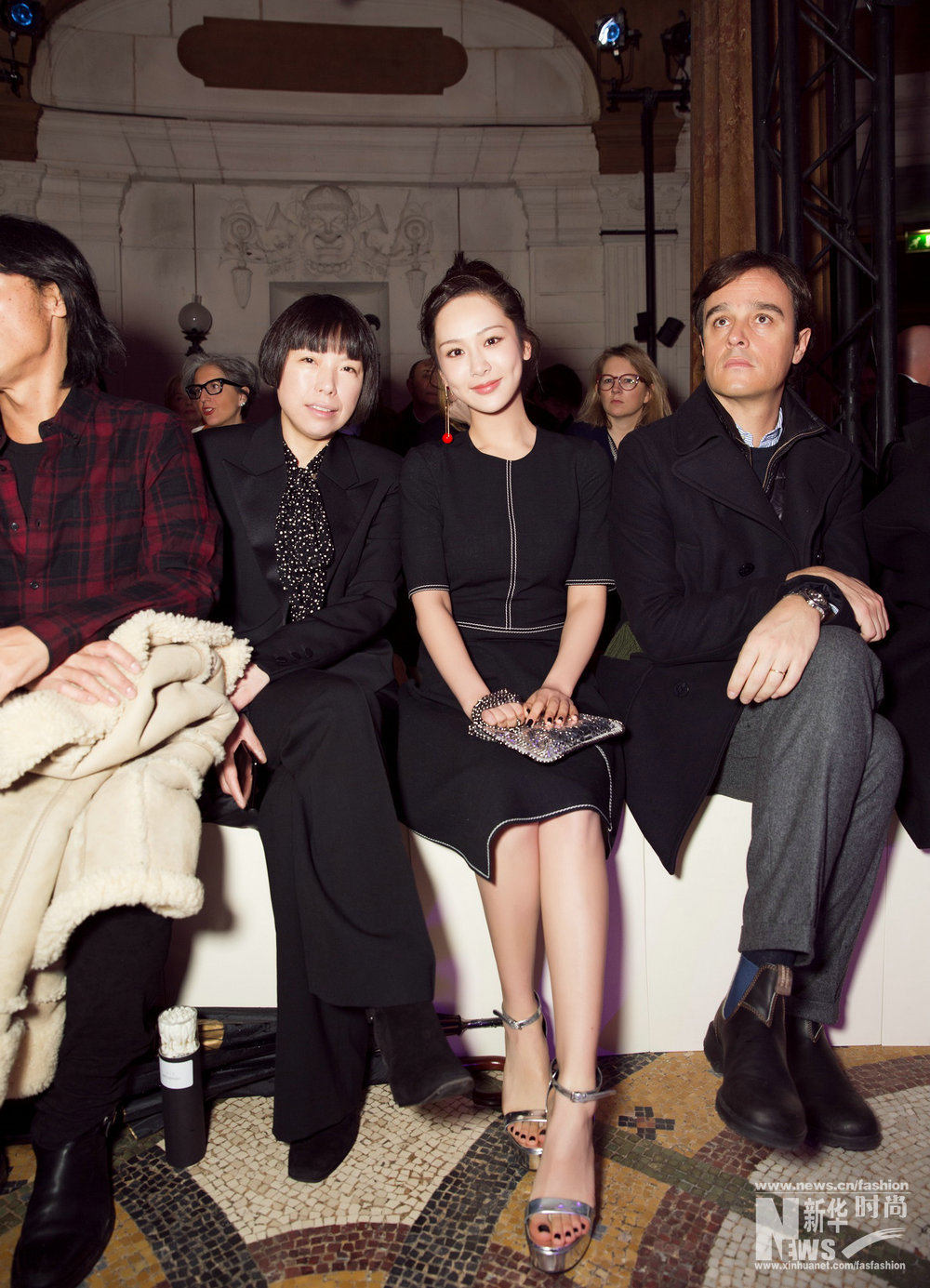 楊紫時(shí)裝周獻(xiàn)首秀 高馬尾櫻桃紅別針清新靈動(dòng)