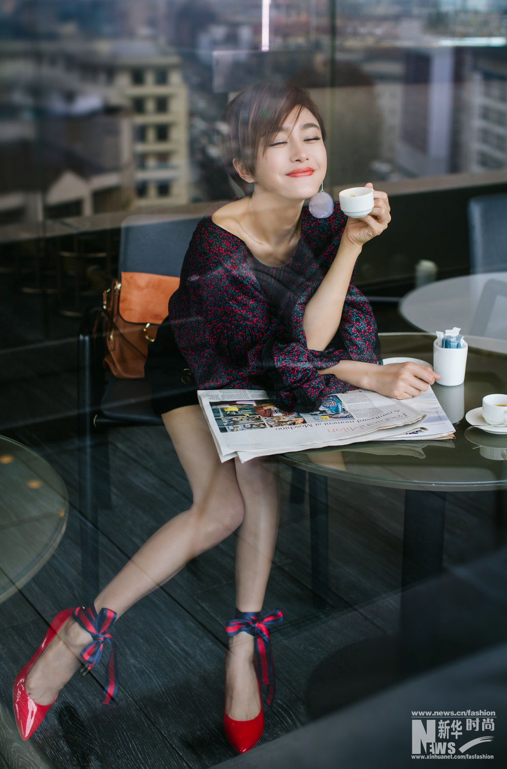 秦嵐街拍荷葉袖搭紅色綁帶高跟鞋 干練又小清新