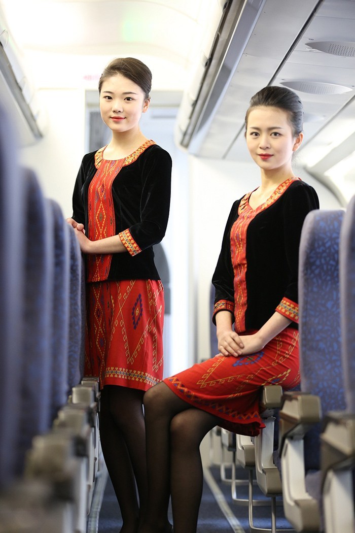 年老的自己是什么樣？準(zhǔn)空姐化妝體驗(yàn)18歲到70歲（組圖）