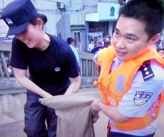 警察夫妻同年同月同日生 結(jié)婚7年僅有一張全家福