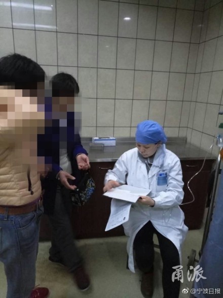 懷孕七月準(zhǔn)媽媽醫(yī)生邊吸氧邊給人看?。▓D）