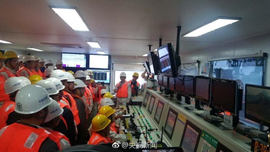 港珠澳大橋海底隧道僅差12米合龍