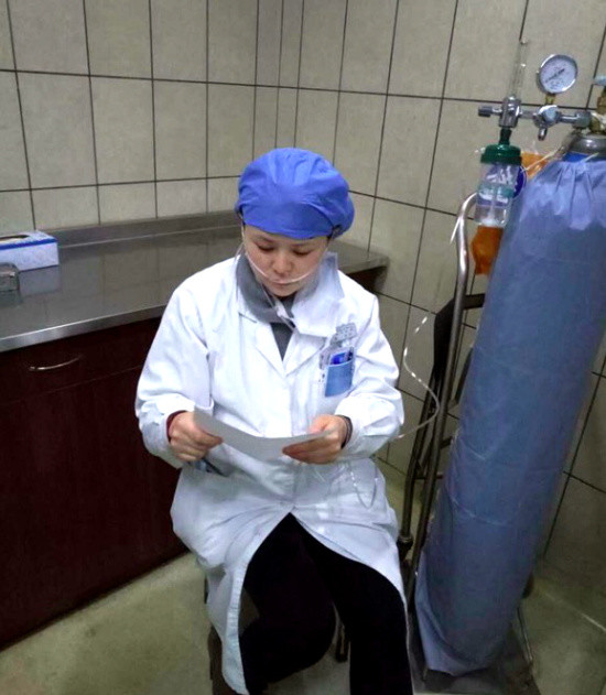 懷孕七月準媽媽醫生邊吸氧邊給人看病