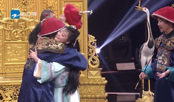 《紀曉嵐》17年后重聚 “杜小月”深情擁抱王剛