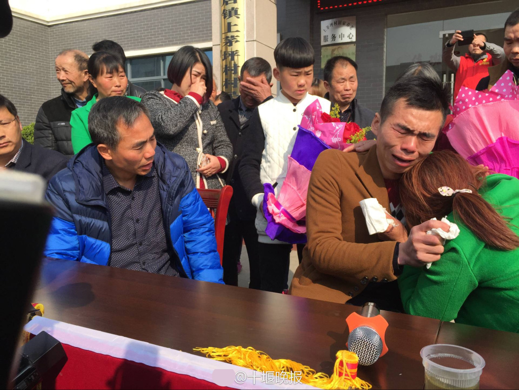 時(shí)隔20年 被拐男子與母親痛哭擁抱