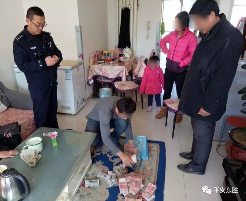 年度最心大先生將17萬錯當垃圾丟掉,拾荒老人如數歸還