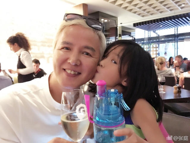 張庭曬幸福合影 三八節(jié)深情告白家人(圖)