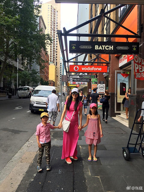 張庭曬幸福合影 三八節深情告白家人(圖)