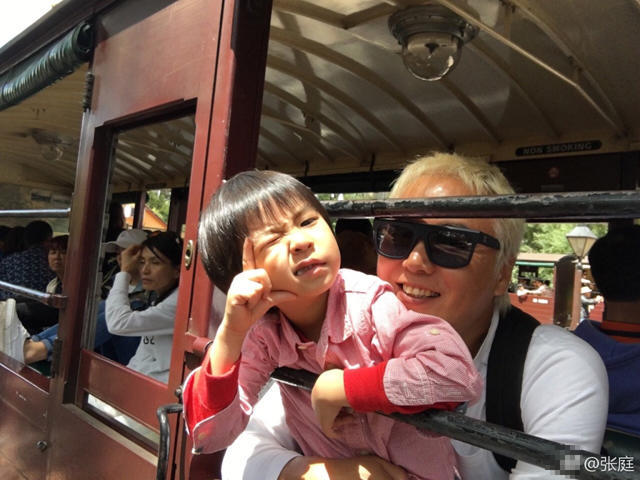 張庭曬幸福合影 三八節(jié)深情告白家人(圖)