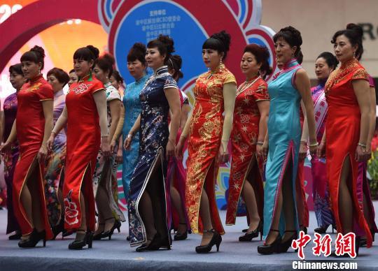 慶“三八” 重慶百余名女企業(yè)家街頭上演旗袍秀