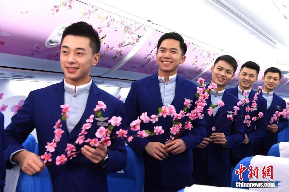 三八節 廈航“暖男”空乘打造“十里桃林”夢幻機艙[組圖]